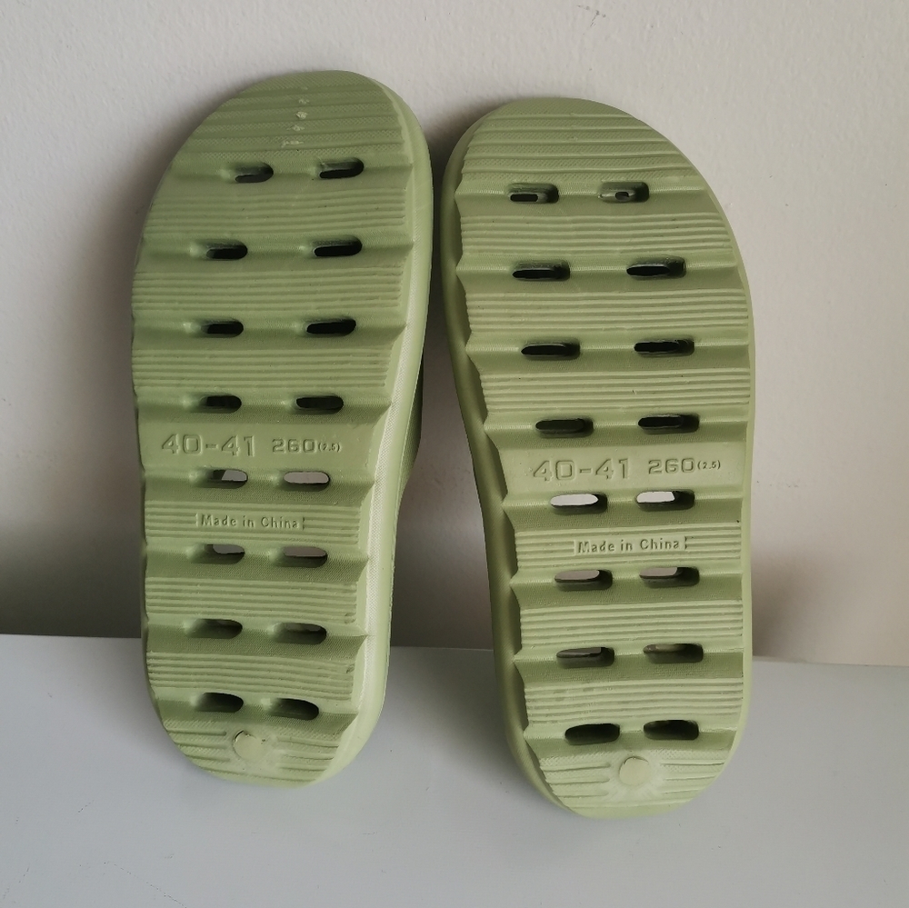 NWOT SANDALS SLIDE - Picture 2 of 4